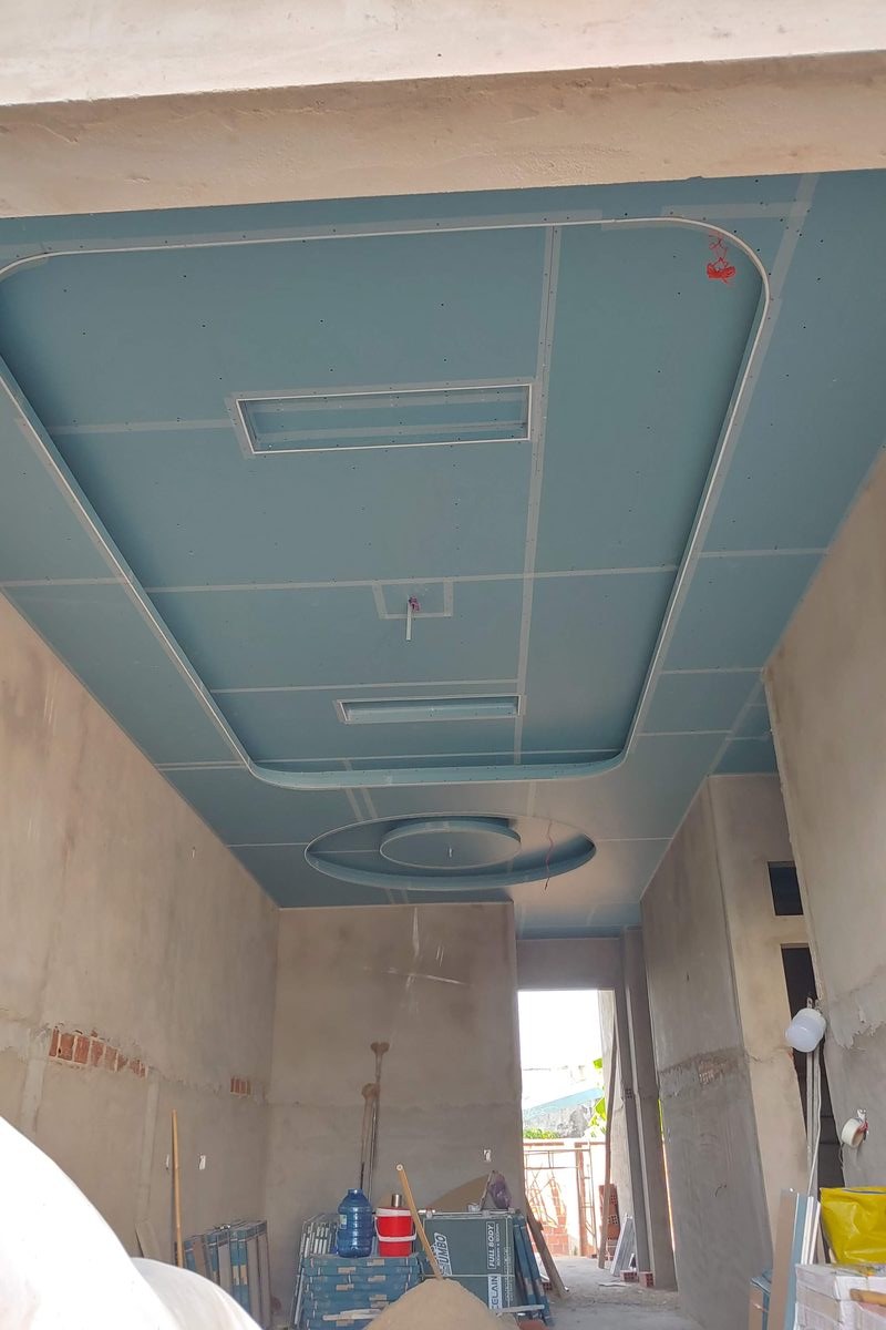 Trần thạch cao chìm Tuy Phước Trần thạch cao chìm phòng khách tại Tuy Phước – phẳng, giật cấp, đèn âm trần